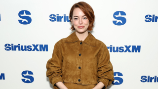 Η Έμα Στόουν υιοθέτησε τη μεγαλύτερη τάση του φθινοπώρου -To total suede look της και πώς να το αντιγράψεις