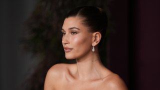 H Χέιλι Μπίμπερ με total leather είναι η επιτομή του sexiness – Πώς θα αντιγράψεις το look της