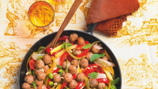 Πεντανόστιμα κεφτεδάκια με γλυκόξινη σάλτσα