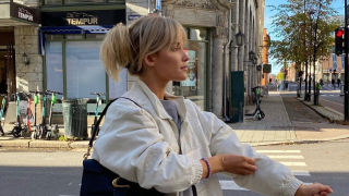 Η σουέτ τσάντα από τα Stradivarius με ντελικάτο σχεδιασμό και τέλειο χρώμα – Κοστίζει κάτω από 30 ευρώ