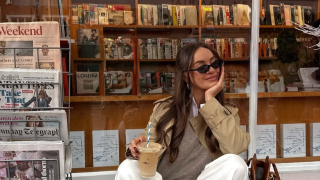 Το αναπάντεχο χρώμα στο τζιν που θα δώσει vibes πολυτέλειας σε κάθε look και φορούν οι πιο κομψές Νεοϋορκέζες