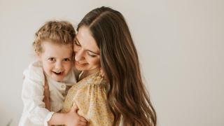 Το να ντύσεις το παιδί σου το πρωί, μπορεί να συγκριθεί με το να τρέξεις στον μαραθώνιο - Έρευνα αποκαλύπτει πόσες θερμίδες ξοδεύεις (με το καλημέρα σας)