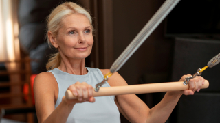 Τι συμβαίνει στο σώμα σου όταν ξεκινάς προπόνηση με βάρη μετά τα 50