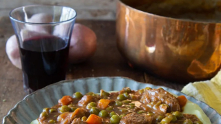 Μοσχαράκι με αρακά: Η συνταγή που μυρίζει… σπίτι