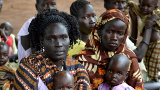 Σε τι κόσμο ζούμε, που μια μάνα πρέπει να αποφασίσει ποιο παιδί της θα ζήσει και ποιο θα πεθάνει;