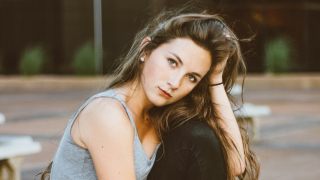 Γυναίκα σκέφτεται