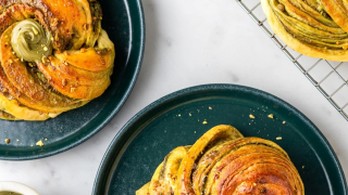 Αφράτα ρολάκια με πραλίνα φιστικιού