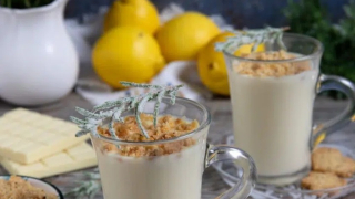 Λευκή σοκολάτα με crumble λεμονιού και δεντρολίβανου – Η απόλυτη χειμωνιάτικη συνταγή