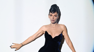 Η Λίλι Άλεν αλά Όντρεϊ Χέπμπορν στο show του 16Arlington - Έκανε το ντεμπούτο της στην πασαρέλα