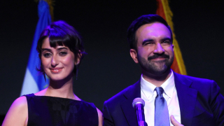 Ράμα Ντουβάτζι: Η Πρώτη Κυρία της Νέας Υόρκης ανήκει στη GenZ και τολμάει να μιλήσει για τις γυναίκες της Μέσης Ανατολής και το μεταναστευτικό