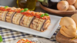 Ζουμερό ρολό μελιτζάνας με τυριά και ζαμπόν 