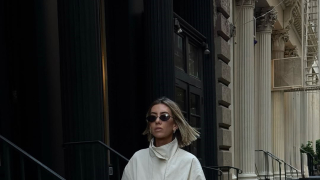 Το chic επαναπροσδιορίζεται: Πώς θα ταιριάξεις τα φορέματα με το πιο απροσδόκητο κομμάτι της γκαρνταρόμπας σου