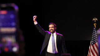 Ζοχράν Μαμντάνι: Ποιος είναι ο 34χρονος δημοκρατικός σοσιαλιστής που έγραψε ιστορία ως ο πρώτος μουσουλμάνος δήμαρχος της Νέας Υόρκης