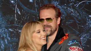 Η Μίλι Μπόμπι Μπράουν κάπως μας μπέρδεψε με τη σχέση της με τον Ντέιβιντ Χάρμπουρ - “Έχουμε μια απίστευτη φιλία”