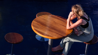 6 τρόποι για να βγεις από το καβούκι σου και να κοινωνικοποιηθείς, σύμφωνα με ειδικούς