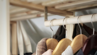 Η μέθοδος της ανάποδης κρεμάστρας: Το έξυπνο trick που θα σε βοηθήσει να ξεκαθαρίσεις επιτέλους την ντουλάπα σου