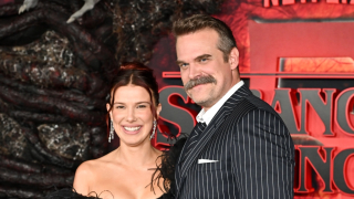 Η Μίλι Μπόμπι Μπράουν πόζαρε με τον Ντέιβιντ Χάρμπορ στην πρεμιέρα του “Stranger Things”, μετά τις καταγγελίες για bullying και παρενόχληση