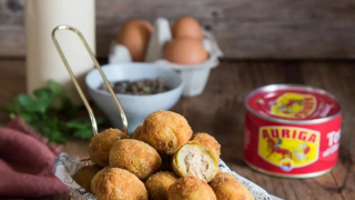 Πεντανόστιμες τηγανητές ελιές γεμιστές με τόνο 