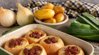 Κρεμμύδια γεμιστά με κρέμα πατάτας και λουκάνικο – Το πιάτο που θα εντυπωσιάσει στο πρωτοχρονιάτικο τραπέζι