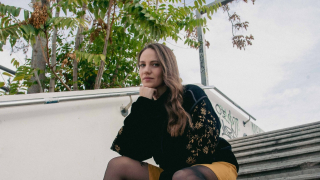 Για τη Φωτεινή Παπαθεοδώρου, η ζωή είναι σαν παράσταση και η ταινία της θα ‘χει τίτλο “Φέτα και Τσένταρ” - Η συνέντευξη στο JennyGr