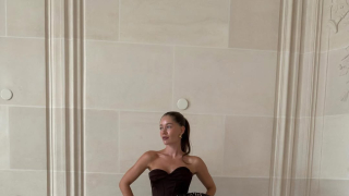 Festive looks: 3 + 1 βελούδινα φορέματα από τα Zara για τα γιορτινά καλέσματα, με λιγότερο από 50 ευρώ