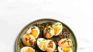 Βραστά αυγά μαριναρισμένα σε τσάι: Η ασιατική τεχνική που απογειώνει τη γεύση