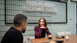 Πώς ένα λευκό χαμόγελο μπορεί να σώσει ένα άβολο πρώτο ραντεβού