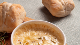 Κρεμώδης σούπα με τυρί και άρωμα μπύρας: Η απόλυτη χειμερινή απόλαυση