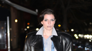 Η Τζούλια Φοξ υιοθέτησε το ανδρόγυνο στιλ με τον πιο ανατρεπτικό τρόπο