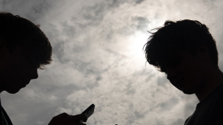 Πέντε πρακτικοί τρόποι για να περιορίσετε το ατελείωτο scrolling των παιδιών, σύμφωνα με ειδικούς