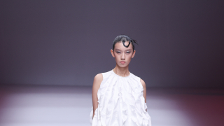 Η Pantone αποκάλυψε το χρώμα του 2026 - Μια απόχρωση που επαναπροσδιορίζει τη διακριτική κομψότητα και την καθαρότητα 