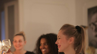 Το μυστικό της μακροζωίας ίσως είναι στο… τραπέζι: Γιατί το φαγητό με παρέα κάνει καλό στην υγεία σου