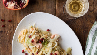 Σπαγγέτι με μάραθο και σολομό: Το κομψό πρώτο πιάτο για την Παραμονή των Χριστουγέννων