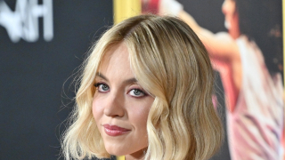 Η Σίντνεϊ Σουίνι απαντά για τη διαφήμιση με τα τζιν που δίχασε: “Είμαι κατά του μίσους και της διχόνοιας”