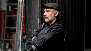 Χρήστος Σουγάρης στο JennyGr: «Η Λόλα δεν είναι ένα σκηνικό πρόσωπο, αλλά μία συνθήκη και ένα σύμβολο»