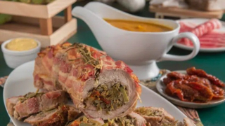 Ζουμερό μοσχαρίσιο ρολό γεμιστό με αγκινάρες και λιαστές ντομάτες