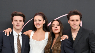 Η Βικτόρια Μπέκαμ νιώθει “προδομένη” από τη συμπεριφορά του Μπρούκλιν - Αγαπά τη Νίκολα “σαν κόρη της”