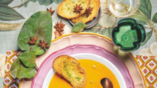 Κρεμώδης και αρωματική βελουτέ σούπα γλυκοπατάτας με αστεροειδή γλυκάνισο