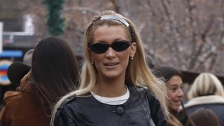 Total white τον χειμώνα; Η Μπέλα Χαντίντ λέει «ναι» στο πιο απροσδόκητο χρώμα για την εποχή και ξέρουμε πώς θα αντιγράψουμε το στιλ της