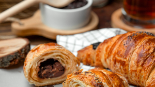 Πανεύκολα και πεντανόστιμα κρουασάν σοκολάτας στο air fryer