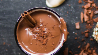 4 υγιεινοί τρόποι για να φτιάξεις ζεστή σοκολάτα στο σπίτι χωρίς περιττές θερμίδες