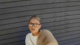 Αντί για μαύρο: Η Έλσα Χοσκ μάς δείχνει πώς να φορέσουμε τις μπότες στο πιο απροσδόκητο χρώμα για τον χειμώνα