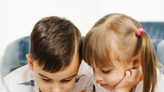 Πώς οι γονείς μπορούν να μειώσουν τον χρόνο οθόνης των παιδιών - Τι προτείνουν οι ειδικοί