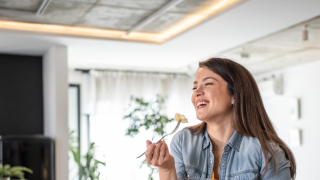 Δεν προλαβαίνεις να ετοιμάσεις ταπεράκι: Βρήκαμε το office lunch που σε σώζει στις πιο busy μέρες σου