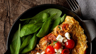 Αφράτη και θρεπτική πρωτεϊνική ομελέτα με λαχανικά και ασπράδια αυγών