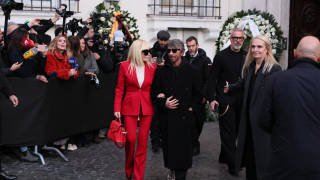 Το τελευταίο αντίο στον Valentino: Η Ντονατέλα Βερσάτσε τον τίμησε με το εμβληματικό Valentino Red, ποιοι έδωσαν το «παρών»