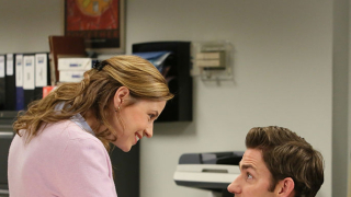 Έρωτας στον εργασιακό χώρο: Ανάμεσα σε Zoom calls και πονηρά Slacks, το φλερτ στη δουλειά έχει επιστρέψει δυναμικά