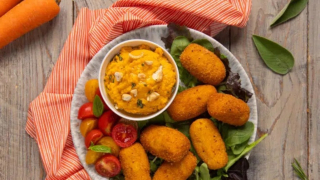 Τραγανές κροκέτες μπακαλιάρου με χούμους καρότου