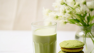 Αφράτα μπισκότα matcha με λευκή σοκολάτα για πρωινό και σνακ