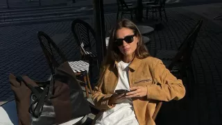 Το σουέτ balloon jacket από τα Stradivarius είναι το πανωφόρι που θα απογειώσει κάθε εμφάνιση – Διαθέσιμο σε 4 χρώματα